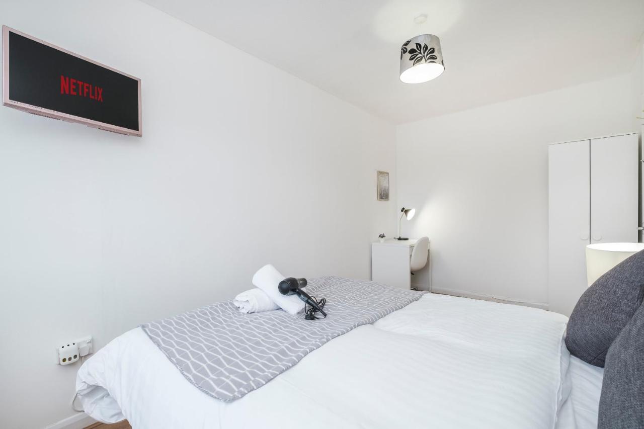 Spacious 3 Bed 1 Bath Hse W Guest Toilet W Parking Near Excel - E16 Лондон Экстерьер фото
