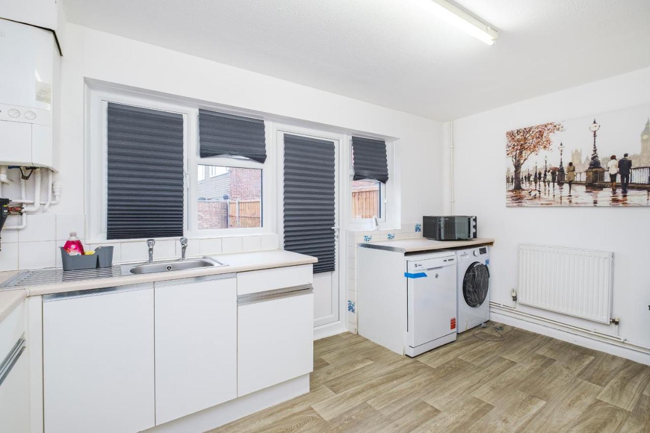 Spacious 3 Bed 1 Bath Hse W Guest Toilet W Parking Near Excel - E16 Лондон Экстерьер фото