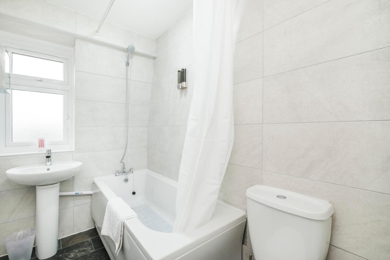 Spacious 3 Bed 1 Bath Hse W Guest Toilet W Parking Near Excel - E16 Лондон Экстерьер фото